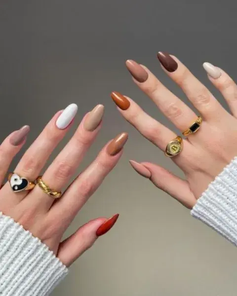 Con uñas de diferentes colores, combinás un beige o blanco con tonos tierra y ladrillo.