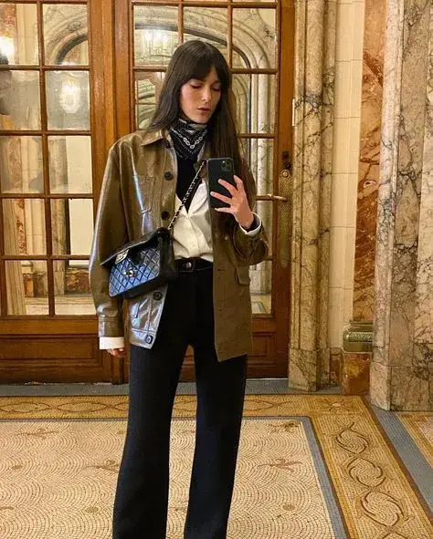 Camiseta, camisa, chaqueta de cuero y pañuelo: todos los elementos sirven para un layering exitoso. Camiseta, camisa, chaqueta de cuero y pañuelo: todos los elementos sirven para un layering exitoso.