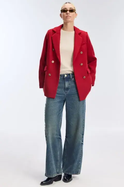 Abrigo cropped de calce recto, color cherry red. Es de @portsaidoficial Abrigo cropped de calce recto, color cherry red. Es de @portsaidoficial