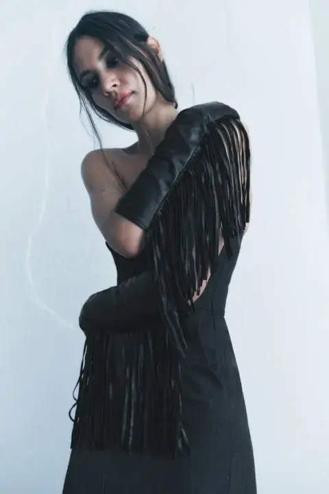 Guantes largos de cuero y con flecos. Perfectos para tus looks de noche. Los conseguís en zara.com.ar