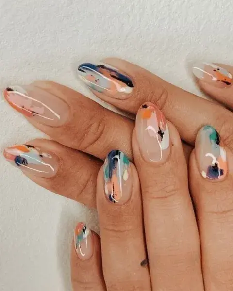 Con un esmalte brillante y milky, haces un diseño medio abstracto de manchas de acuarela. Clave combinar tonos más oscuros con otros claros.