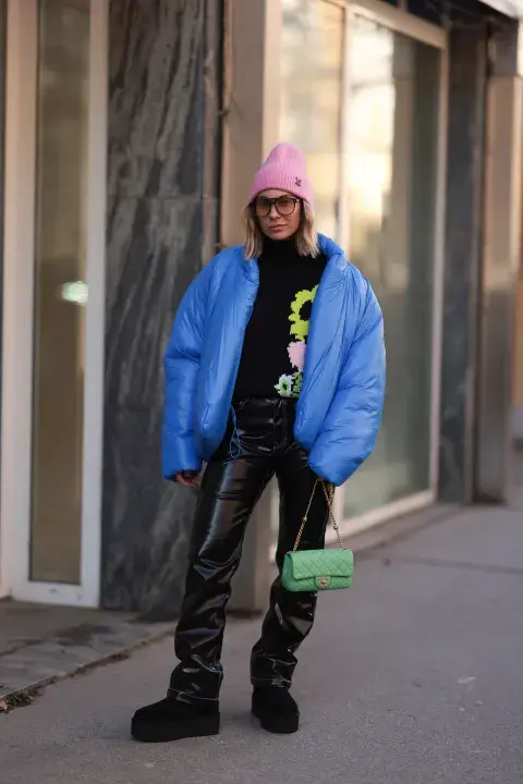 Look de invierno con un toque sporty. el mix del cuero, el beanie y la puffer nos encanta! Look de invierno con un toque sporty. el mix del cuero, el beanie y la puffer nos encanta!