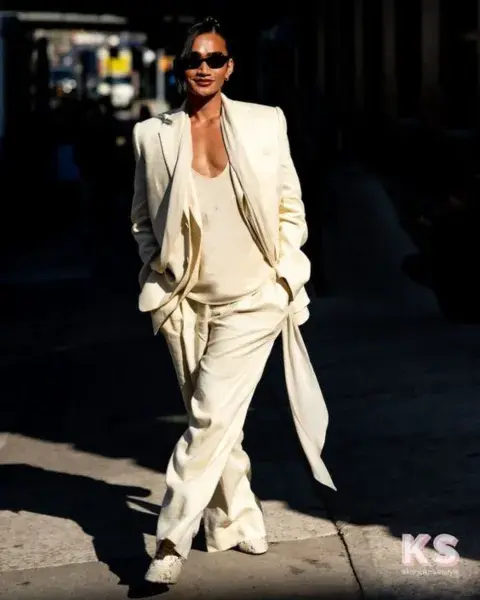 Mix entre sastrero y comfy, la clave de este looks es el layering que aplica en las diferentes piezas. Mix entre sastrero y comfy, la clave de este looks es el layering que aplica en las diferentes piezas.