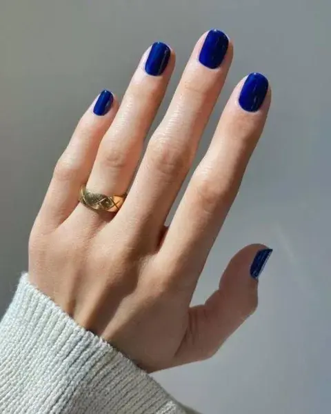 El azul está también muy de moda y, para este invierno, buscalo en sus tonos más oscuros. El azul está también muy de moda y, para este invierno, buscalo en sus tonos más oscuros.