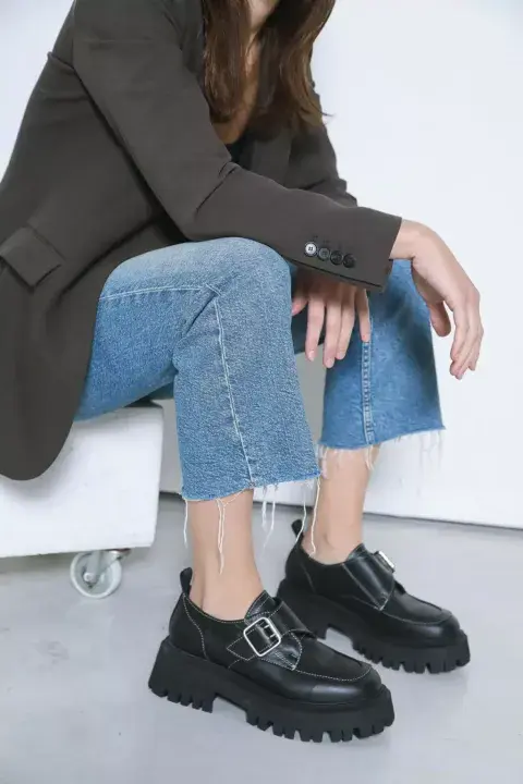Mocasín con hebilla y suela bien alta. Los conseguís en @simonashoes_ Mocasín con hebilla y suela bien alta. Los conseguís en @simonashoes_