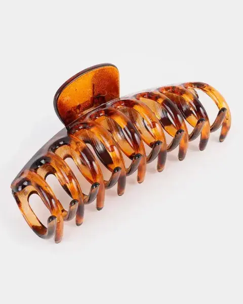 Un clásico que seguro recordas, de dientes finitos y carey. Es de Todo Moda y sale 3.200. Un clásico que seguro recordas, de dientes finitos y carey. Es de Todo Moda y sale 3.200.
