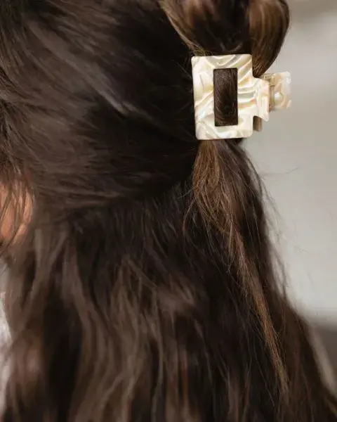 Los broches o garras de pelo están muy pero muy de moda. En perla, quedan increíbles. Los broches o garras de pelo están muy pero muy de moda. En perla, quedan increíbles.