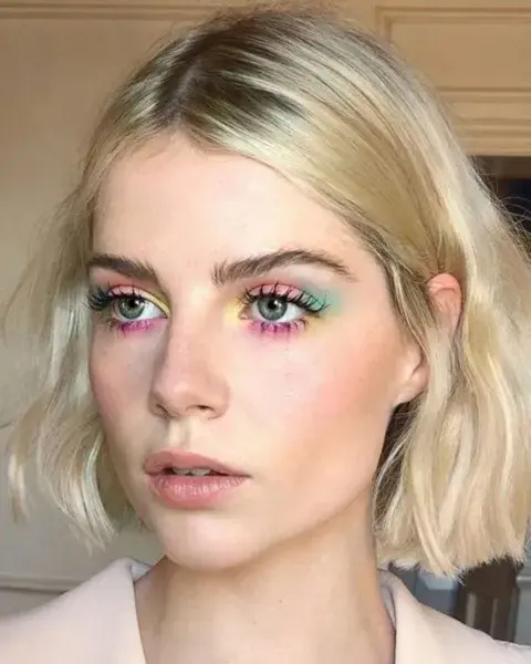 Con tonos muy fantasy, como el rosa y el verde, creas unas pequeñas sombras alrededor de los ojos. Un touch, pero queda increíble. Con tonos muy fantasy, como el rosa y el verde, creas unas pequeñas sombras alrededor de los ojos. Un touch, pero queda increíble.