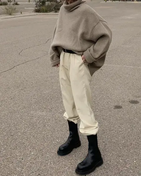 Con borcegos y un pantalón pinzado, enganchás el baggy suéter en la parte de adelanta. Con borcegos y un pantalón pinzado, enganchás el baggy suéter en la parte de adelanta.