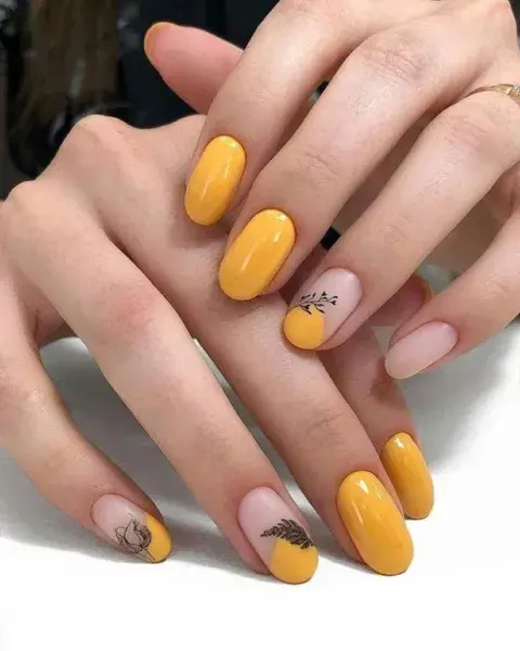 Con algunas uñas plenas y otros usando el amarillo tipo manchita, dibujás sobre la uña unas hojitas en negro. Con algunas uñas plenas y otros usando el amarillo tipo manchita, dibujás sobre la uña unas hojitas en negro.