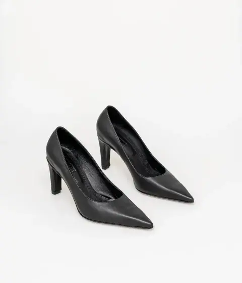 Unos silettos negros clásicos, que siempre vienen bien. @donneshoes Unos silettos negros clásicos, que siempre vienen bien. @donneshoes