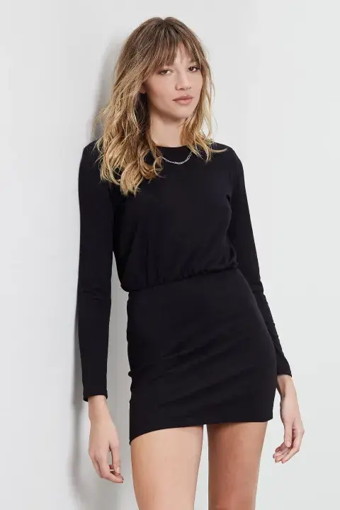 Vestido corto en jersey liso, manga larga con hombreras, cuello redondo y ajuste en cintura mediante elástico. @cuestablanca Vestido corto en jersey liso, manga larga con hombreras, cuello redondo y ajuste en cintura mediante elástico. @cuestablanca
