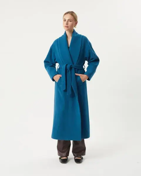 Este modelo de Clara Ibarguren está confeccionado en paño velour de 100% lana. Tiene estilo kimono, con lazo, y viene en azul y negro. @claraibargurenoficial Este modelo de Clara Ibarguren está confeccionado en paño velour de 100% lana. Tiene estilo kimono, con lazo, y viene en azul y negro. @claraibargurenoficial