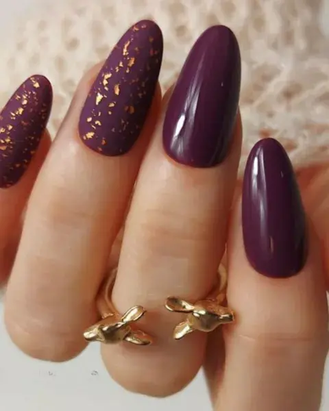 Con uñas en tono pleno, combinas con brillito dorado. Con uñas en tono pleno, combinas con brillito dorado.