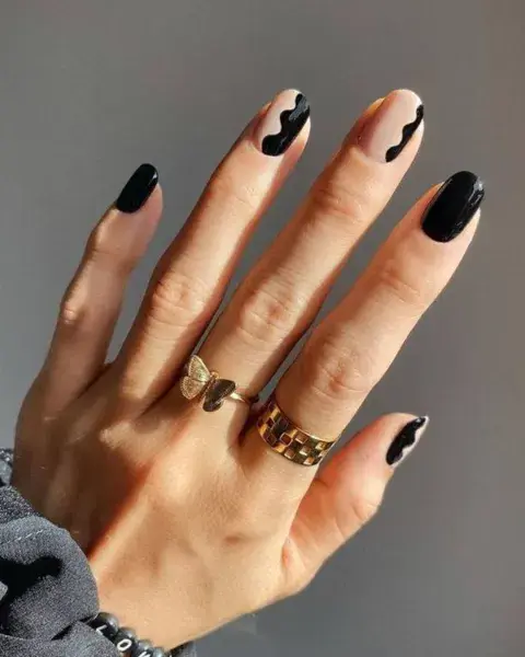 Jugando con diferentes diseños en donde combinas un nude con negro, vas desde uñas plenas hasta curve nails.
