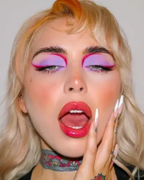 Bien arriba e ideal para la noche, usas una sombra lila y delineas con fucsia. Muy artish. Bien arriba e ideal para la noche, usas una sombra lila y delineas con fucsia. Muy artish.