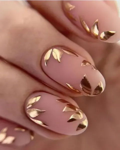 Sobre una base nude mate, dibujás unas hojitas en dorado. Sobre una base nude mate, dibujás unas hojitas en dorado.