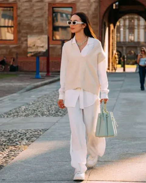 Con los chalecos siendo una de las piezas trendy del invierno 2024, lo que nos copa de este look es cómo sumó color con la cartera. Con los chalecos siendo una de las piezas trendy del invierno 2024, lo que nos copa de este look es cómo sumó color con la cartera.