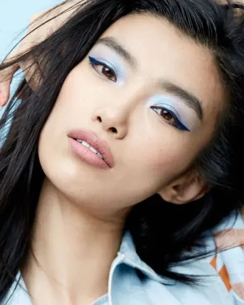 Sumándole un delineado en azul, usas una sombra muy clarita para darle un touch de color. Sumándole un delineado en azul, usas una sombra muy clarita para darle un touch de color.