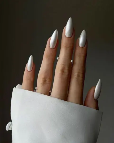 Las uñas perladas son muy elegantes y chic, sobre todo si el estilo milky te gusta pero querés ir un pasito más allá. Las uñas perladas son muy elegantes y chic, sobre todo si el estilo milky te gusta pero querés ir un pasito más allá.