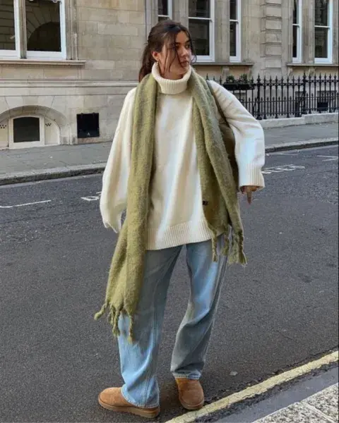 Una de las tendencias más copadas de esta temporada, es combinar jeans baggy con suéters del mismo estilo. Una de las tendencias más copadas de esta temporada, es combinar jeans baggy con suéters del mismo estilo.