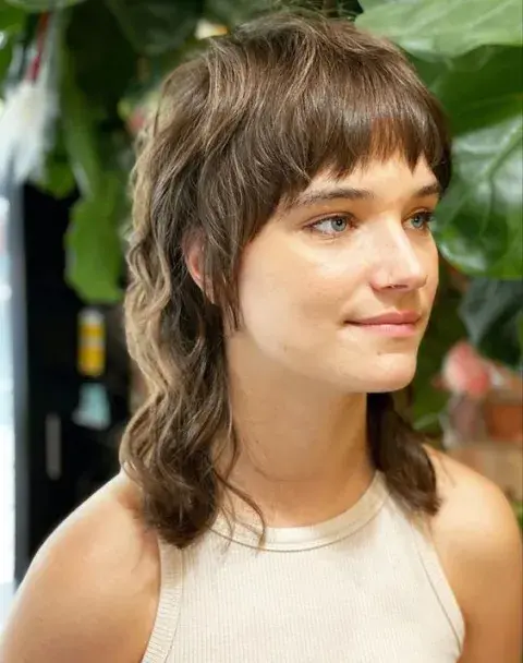 El "wolf cut" se puede usar con un largo de pelo estilo bob. El flequillo bien corto enmarca aún más la cara. El "wolf cut" se puede usar con un largo de pelo estilo bob. El flequillo bien corto enmarca aún más la cara.