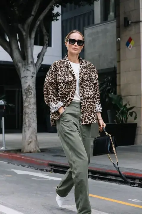 Chaqueta animal print combinada con prendas en crudo, blanco y verde musgo.