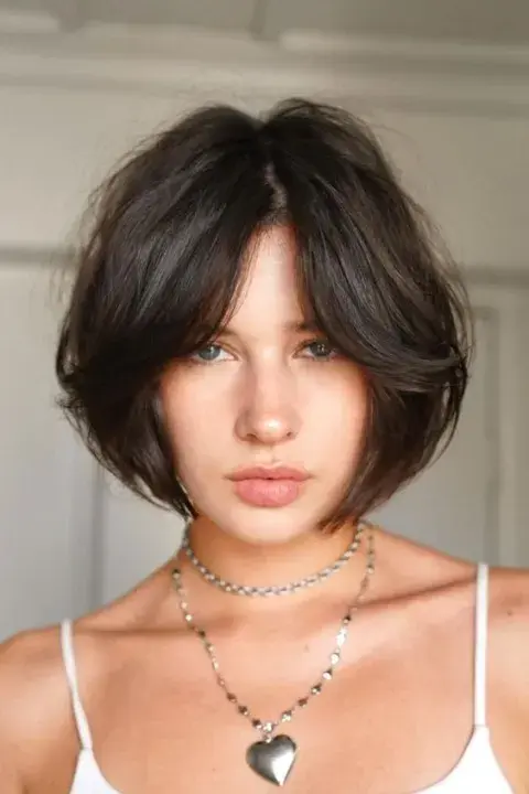 También es un tipo de flequillo que queda muy bien con cualquier tipo de corte bob, porque enmarca el rostro aún más. También es un tipo de flequillo que queda muy bien con cualquier tipo de corte bob, porque enmarca el rostro aún más.