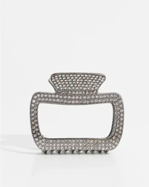 Cuadrado, de metal y con strasses, es de Isadora y sale 7.500 pesos. Cuadrado, de metal y con strasses, es de Isadora y sale 7.500 pesos.