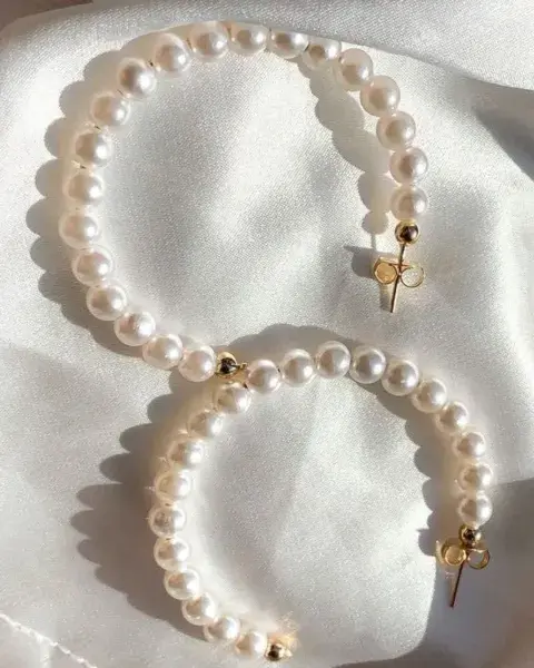 Más allá del clásico arito de perla, los aros más grandes también marcan tendencia. Más allá del clásico arito de perla, los aros más grandes también marcan tendencia.