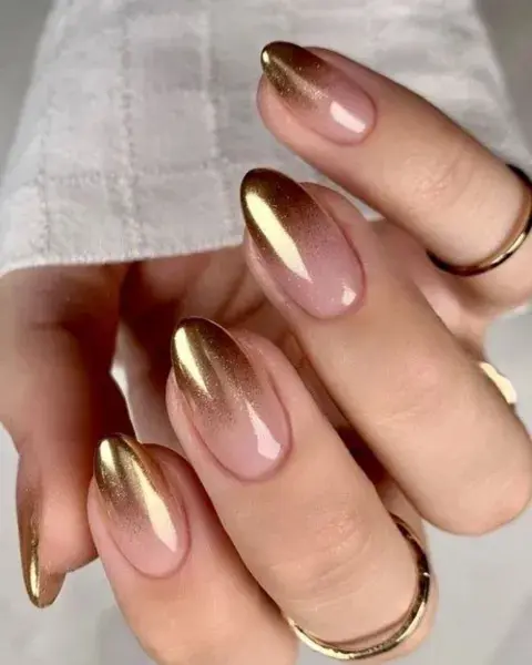 En plan ombre, una de las tendencias de este año, hacés el difuminado con dorado. En plan ombre, una de las tendencias de este año, hacés el difuminado con dorado.