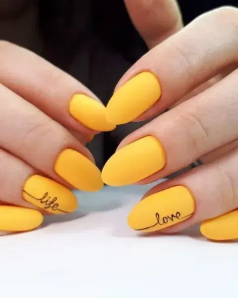 Sobre un amarillo color mate, en vez de un dibujo le sumás una pequeña palabra inspiradora. Sobre un amarillo color mate, en vez de un dibujo le sumás una pequeña palabra inspiradora.