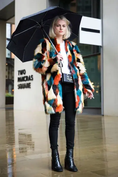 El furry coat puede ser protagonista de tu look. Combinalo con prendas bien básicas, como un jean, una remera blanca y botas negras. ¡No falla! El furry coat puede ser protagonista de tu look. Combinalo con prendas bien básicas, como un jean, una remera blanca y botas negras. ¡No falla!