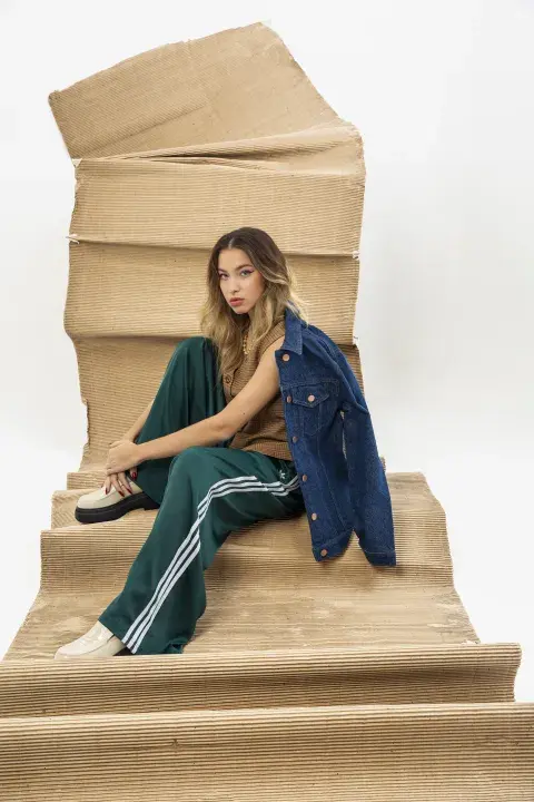 CHAQUETA DE DENIM (R.A.D., CHALECO SASTRERO (LAS PEPAS), CADENA (URBAN CONCEPT), PANTALÓN (ADIDAS), MOCASINES (LU BOLOQUE).