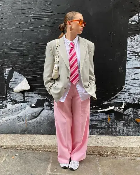 La corbata a tono con tu pantalón siempre queda bien. Terminalo con zapatillas para un estilo más casual. La corbata a tono con tu pantalón siempre queda bien. Terminalo con zapatillas para un estilo más casual.