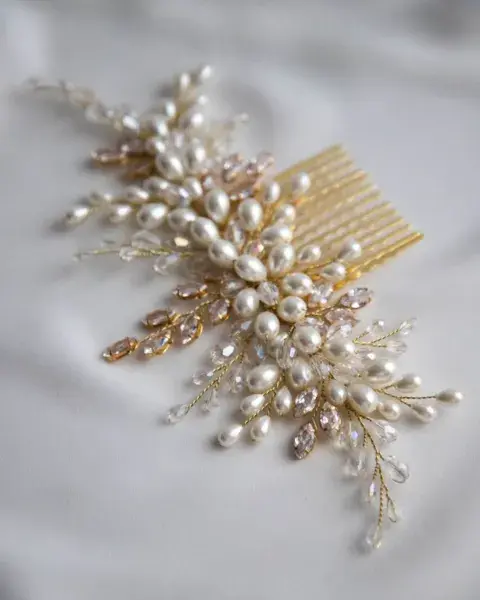 El accesorio menos pensado está muy de moda, sí: la peineta. Decorada con perlas, queda hermosa. El accesorio menos pensado está muy de moda, sí: la peineta. Decorada con perlas, queda hermosa.