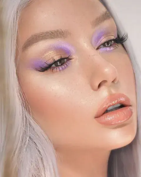 Combinando lila y dorado, creas unas sombras esfumadas alrededor del ojo. Combinando lila y dorado, creas unas sombras esfumadas alrededor del ojo.