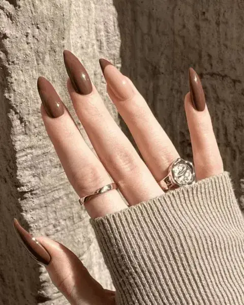 Las uñas marrones son una de las tendencias que vuelve con más fuerza. ¿La vale re truco? Anirmarte al animal print y combinarlo con dorado. Las uñas marrones son una de las tendencias que vuelve con más fuerza. ¿La vale re truco? Anirmarte al animal print y combinarlo con dorado.