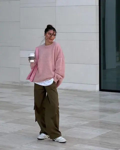 Zapas sporty, pantalón cargo y un suéter overzide de color rosa. Zapas sporty, pantalón cargo y un suéter overzide de color rosa.