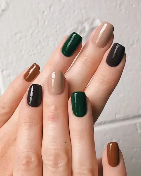 Sumando verdes y marrones bien oscuro, el tono caramelo oscuro y beige son geniales. Sumando verdes y marrones bien oscuro, el tono caramelo oscuro y beige son geniales.