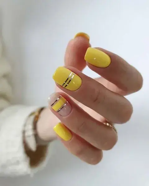 Sobre una base de amarillo claro, lo combinás con líneas plateadas. Sobre una base de amarillo claro, lo combinás con líneas plateadas.