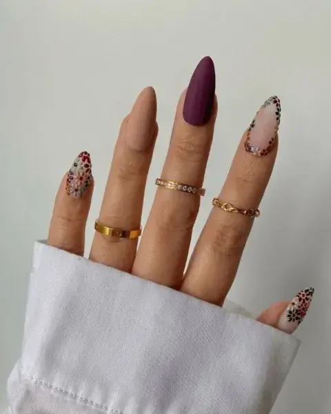 Con un dot nail en alguna de las uñas, nos encanta la combinación de plum y nude. Con un dot nail en alguna de las uñas, nos encanta la combinación de plum y nude.