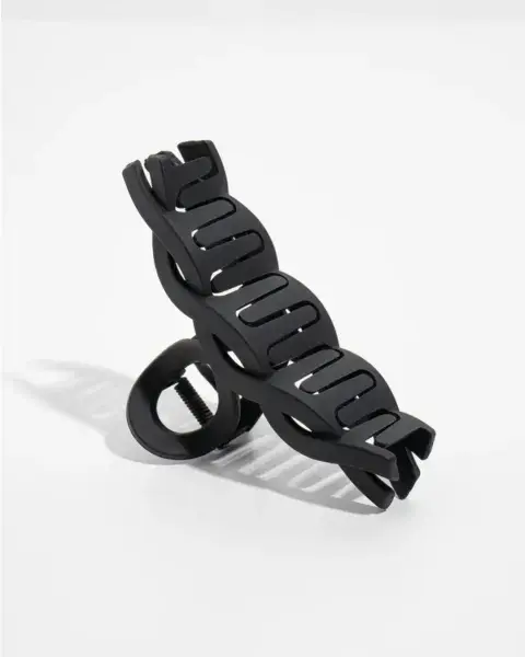 Negro de plástico color mate, tiene una forma trenzada que queda genial. Es de Isadora y sale 3.200. Negro de plástico color mate, tiene una forma trenzada que queda genial. Es de Isadora y sale 3.200.