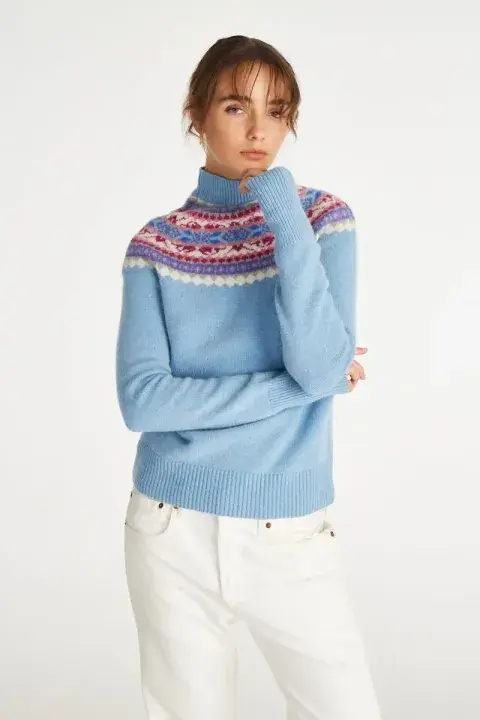 Este diseño de Levi's viene en color celeste y con cuello tipo polera. Lo conseguís en levi.com.ar Este diseño de Levi's viene en color celeste y con cuello tipo polera. Lo conseguís en levi.com.ar