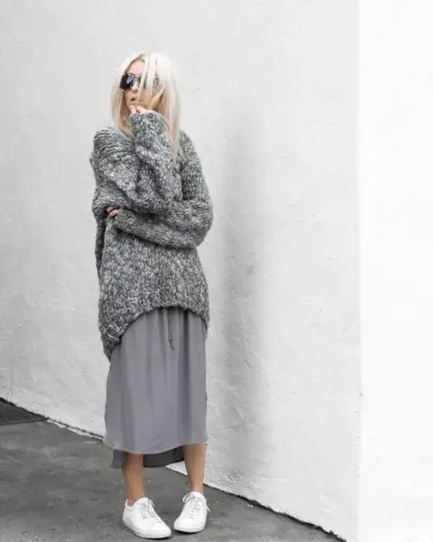 La combinación de suéter baggy y pollera está súper de moda esta temporada. La combinación de suéter baggy y pollera está súper de moda esta temporada.