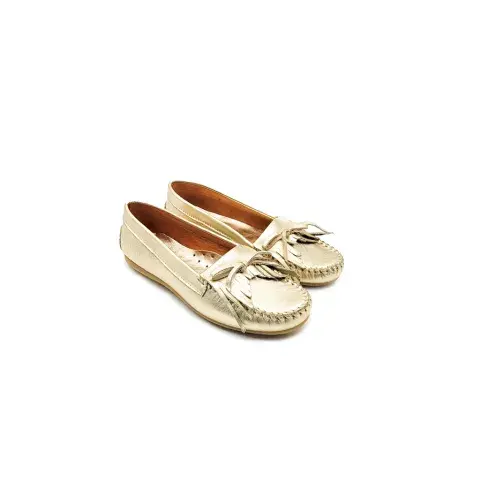 En color dorado, con flecos y cordón decorativo, tipo mocasín. @elmercadodezapatos En color dorado, con flecos y cordón decorativo, tipo mocasín. @elmercadodezapatos