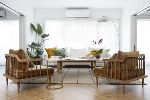En el living, sillón blanco (@tiendadeados), mesa ratona ovalada (@melazzamobili) y dupla de silloncitos marrones (@urbanoestudio_). Más allá, el comedor con mesa de puntas redondeadas (@martinchurba) y sillas circulares (@melazzamobili). En el living, sillón blanco (@tiendadeados), mesa ratona ovalada (@melazzamobili) y dupla de silloncitos marrones (@urbanoestudio_). Más allá, el comedor con mesa de puntas redondeadas (@martinchurba) y sillas circulares (@melazzamobili).