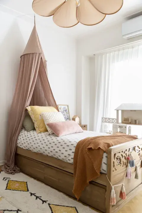 En el cuarto de Luisa, detalles que colaboran con la atmósfera de ensueño: muebles (@mesopotamia), textiles, alfombra (@anotherhomedeco) y objetos deco. En el cuarto de Luisa, detalles que colaboran con la atmósfera de ensueño: muebles (@mesopotamia), textiles, alfombra (@anotherhomedeco) y objetos deco.