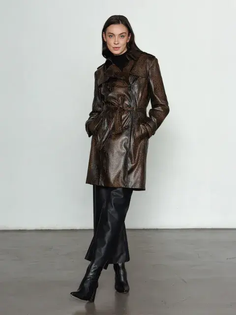 Trench forrado de ecocuero de motivo print snake. @falak.ok