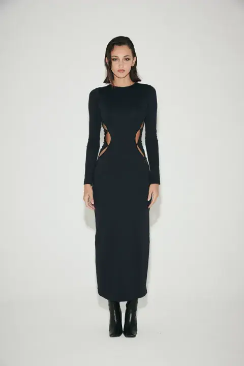 Negro de manga larga y con "cut outs" en la cintura. Muy sexy. Perfecto para una cita o una salida nocturna. Es de @anastasiamonaco